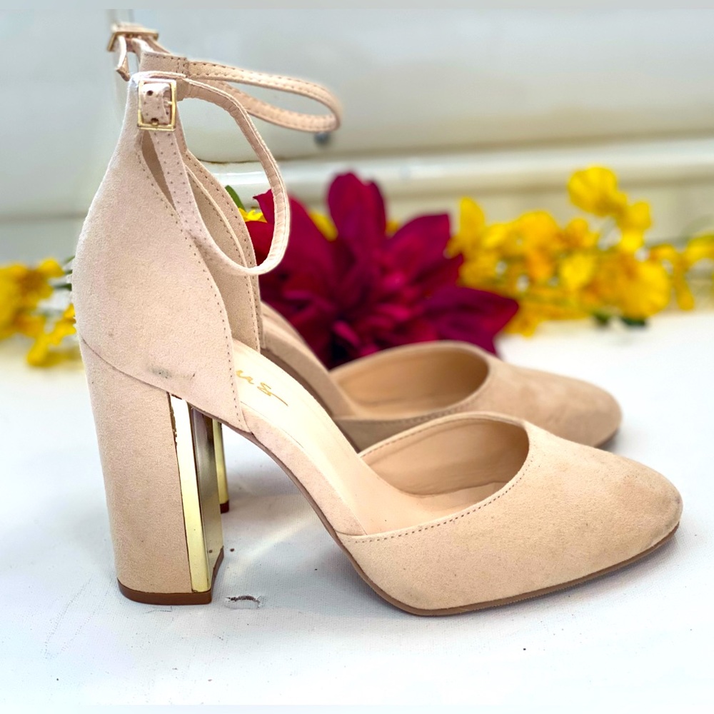 LULUS….. Brand shoes size 8, beautiful Cream color with gold trim heels, Stylish